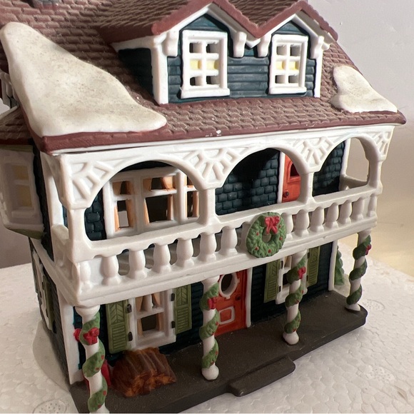 Department 56 New England Village Series Captains Cottage 1990 Christmas Village - Picture 9 of 11